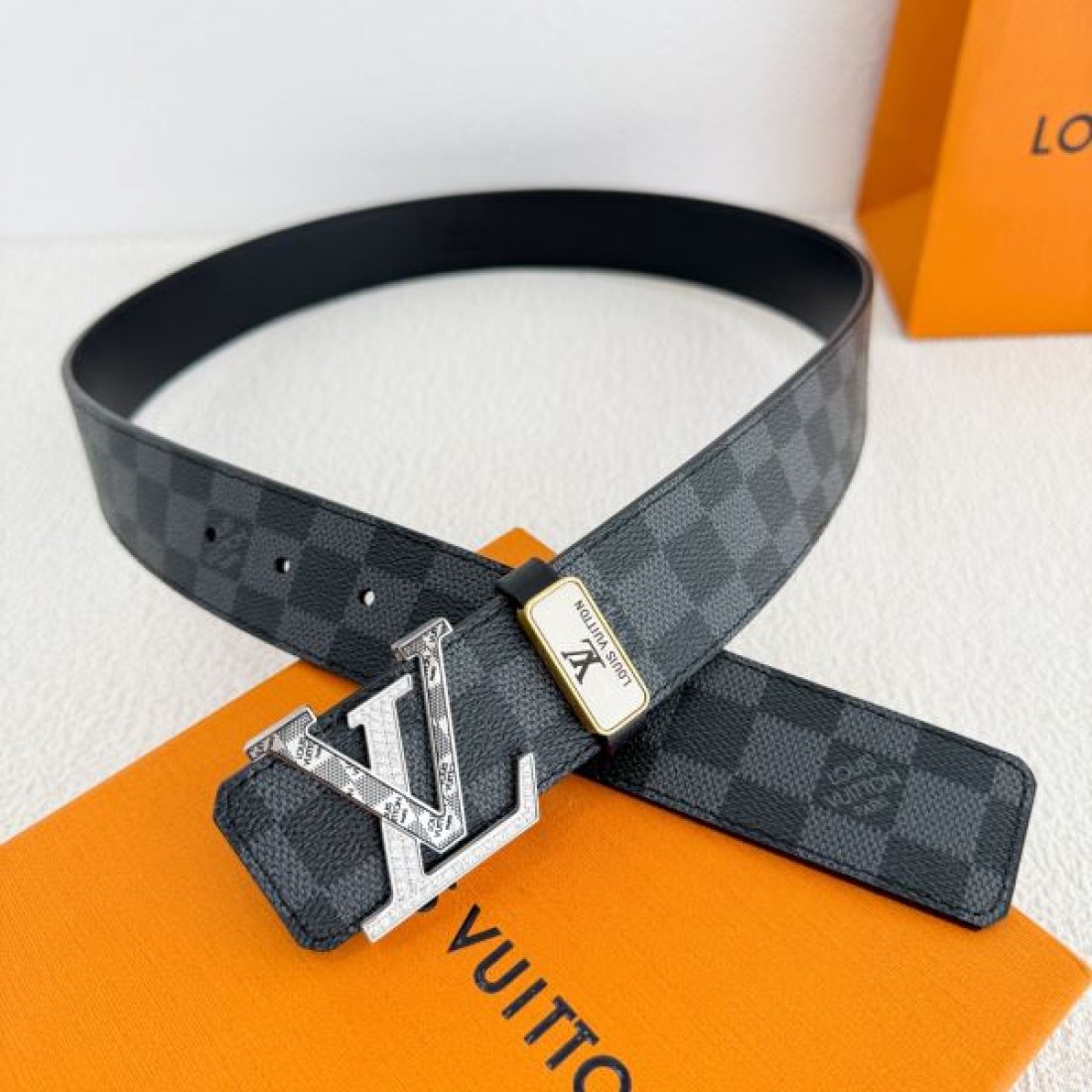 大人の魅力を引き立てる LOUIS VUITTON ルイ ヴィトン コピー ベルト 魅惑的な一品