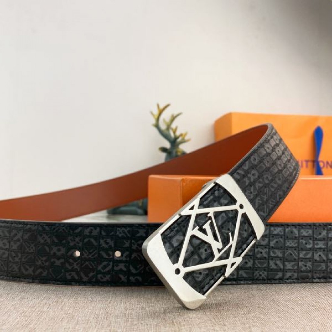 上質で気品ある LOUIS VUITTON ルイ ヴィトン コピー ベルト 個性的な魅力を放つ