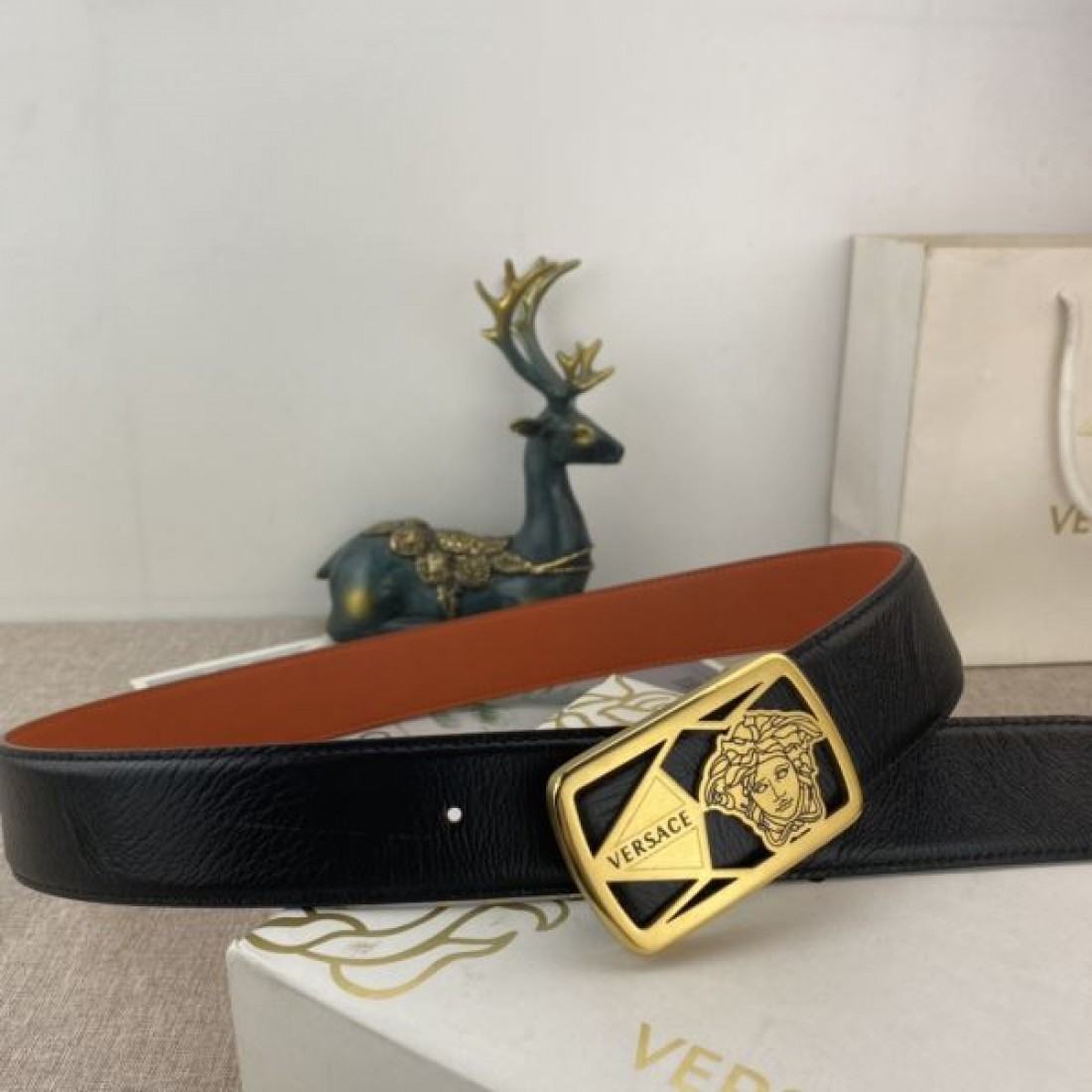 魅惑的な光沢感あふれる VERSACE ヴェルサーチェ スーパーコピー ベルト