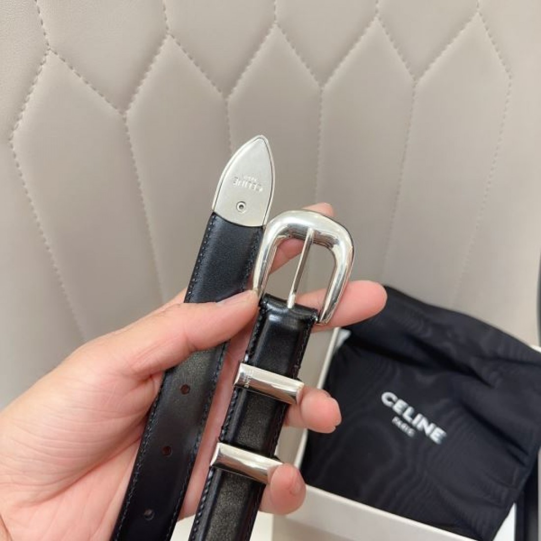 上質で都会的な セリース スーパーコピー ベルト CELINE で気分を格上げ