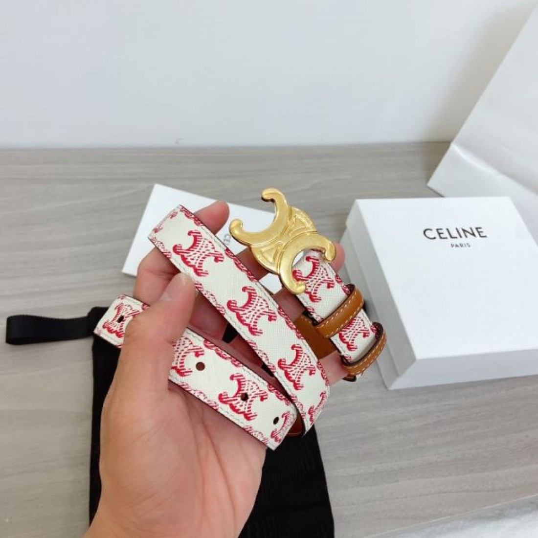  CELINE セリース スーパーコピー ベルト 繊細で洗練された印象を放つ魅力的な