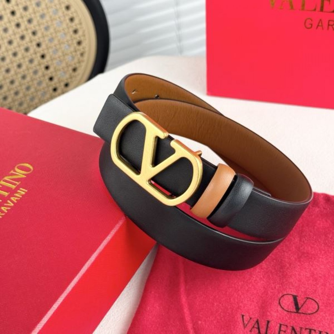 上質感ただよう VALENTINO ヴァレンティノ コピー ベルト モダンなデザイン