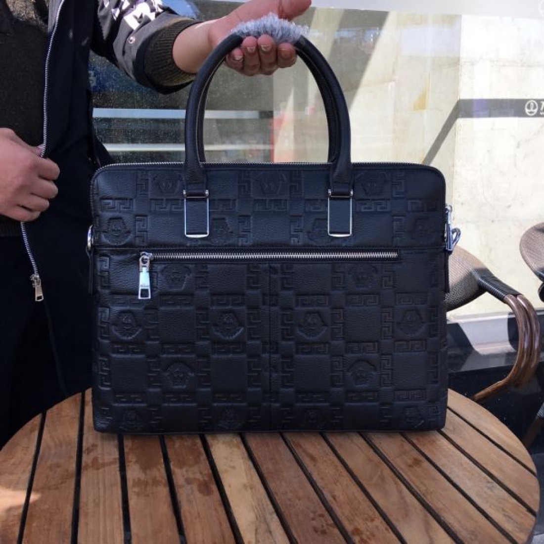 VERSACE ヴェルサーチェ コピー ブリーフケース 高級感ただようモダンなデザイン