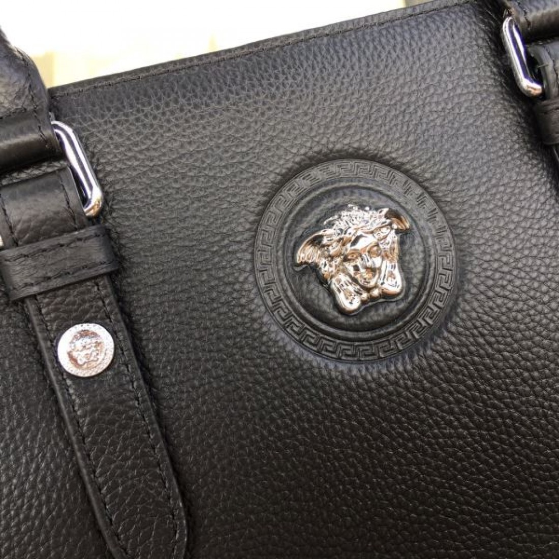 ゴージャスでスタイリッシュな ヴェルサーチェ コピー ブリーフケース VERSACE 存在感抜群