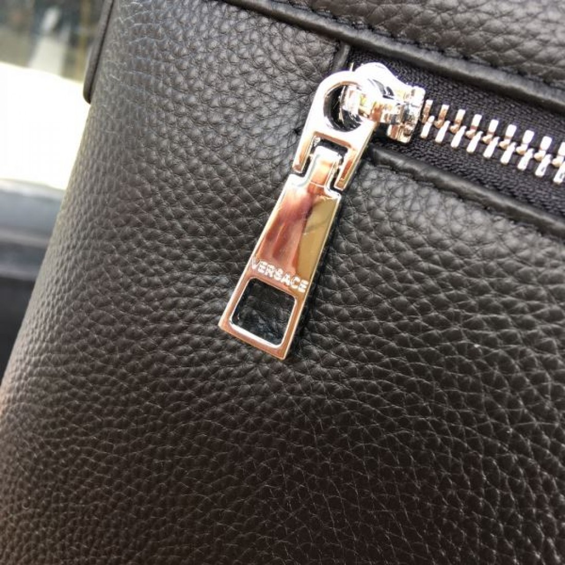 ゴージャスでスタイリッシュな ヴェルサーチェ コピー ブリーフケース VERSACE 存在感抜群