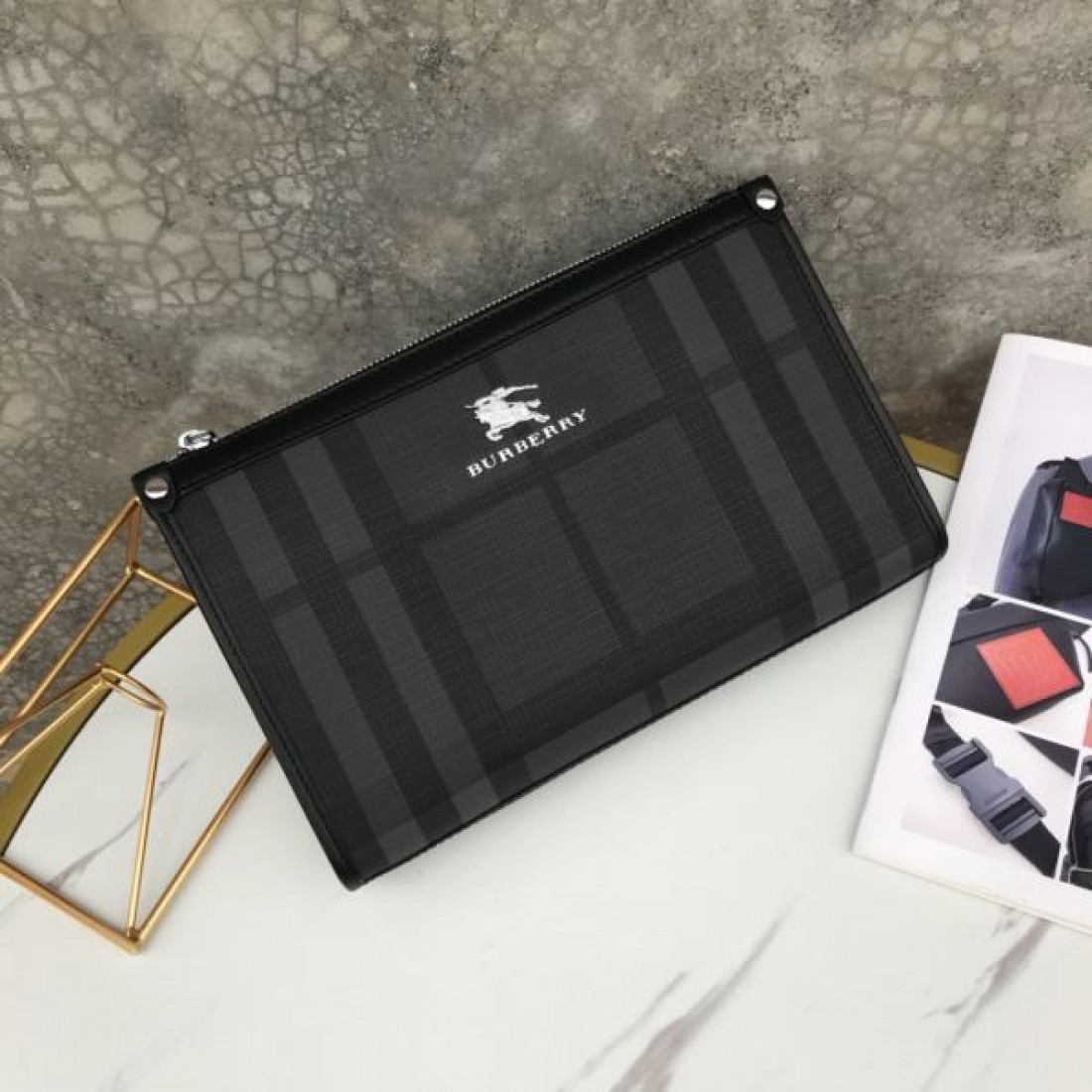 シンプルで洗練された BURBERRY バーバリー コピー クラッチバッグ 大人の魅力