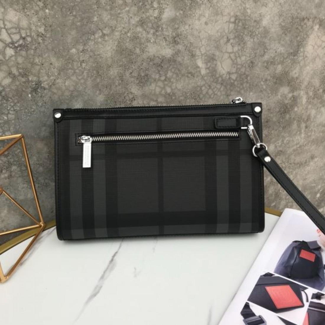 シンプルで洗練された BURBERRY バーバリー コピー クラッチバッグ 大人の魅力