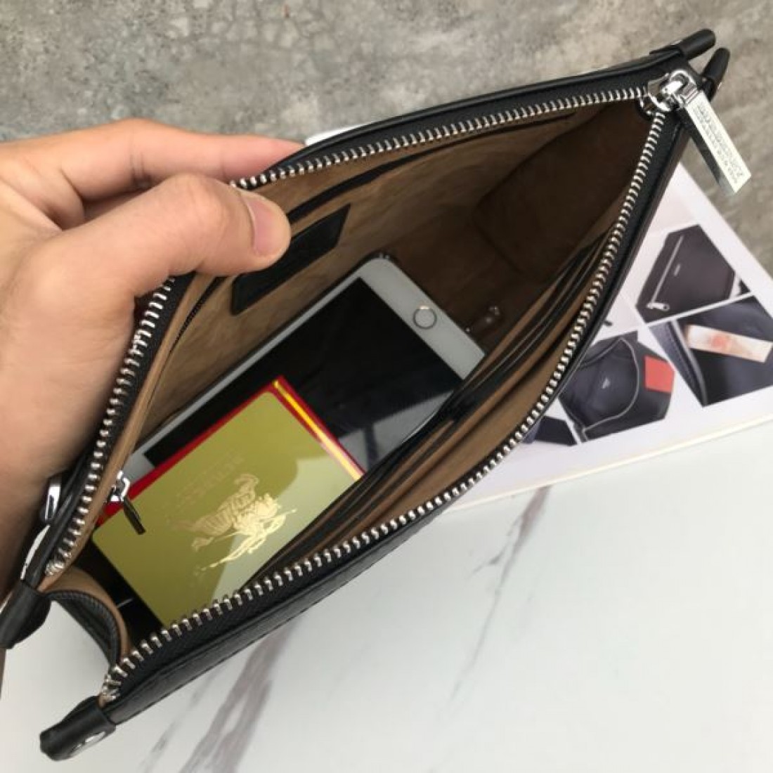 シンプルで洗練された BURBERRY バーバリー コピー クラッチバッグ 大人の魅力