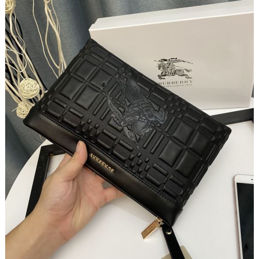 バーバリー コピー クラッチバッグ BURBERRY 上品でクラシカルな印象