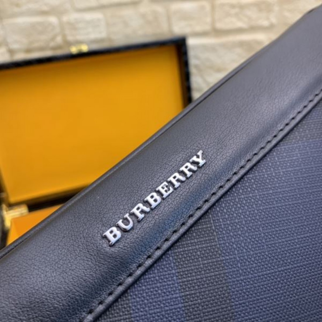 バーバリー コピー クラッチバッグ BURBERRY クラシカルで落ち着いた雰囲気