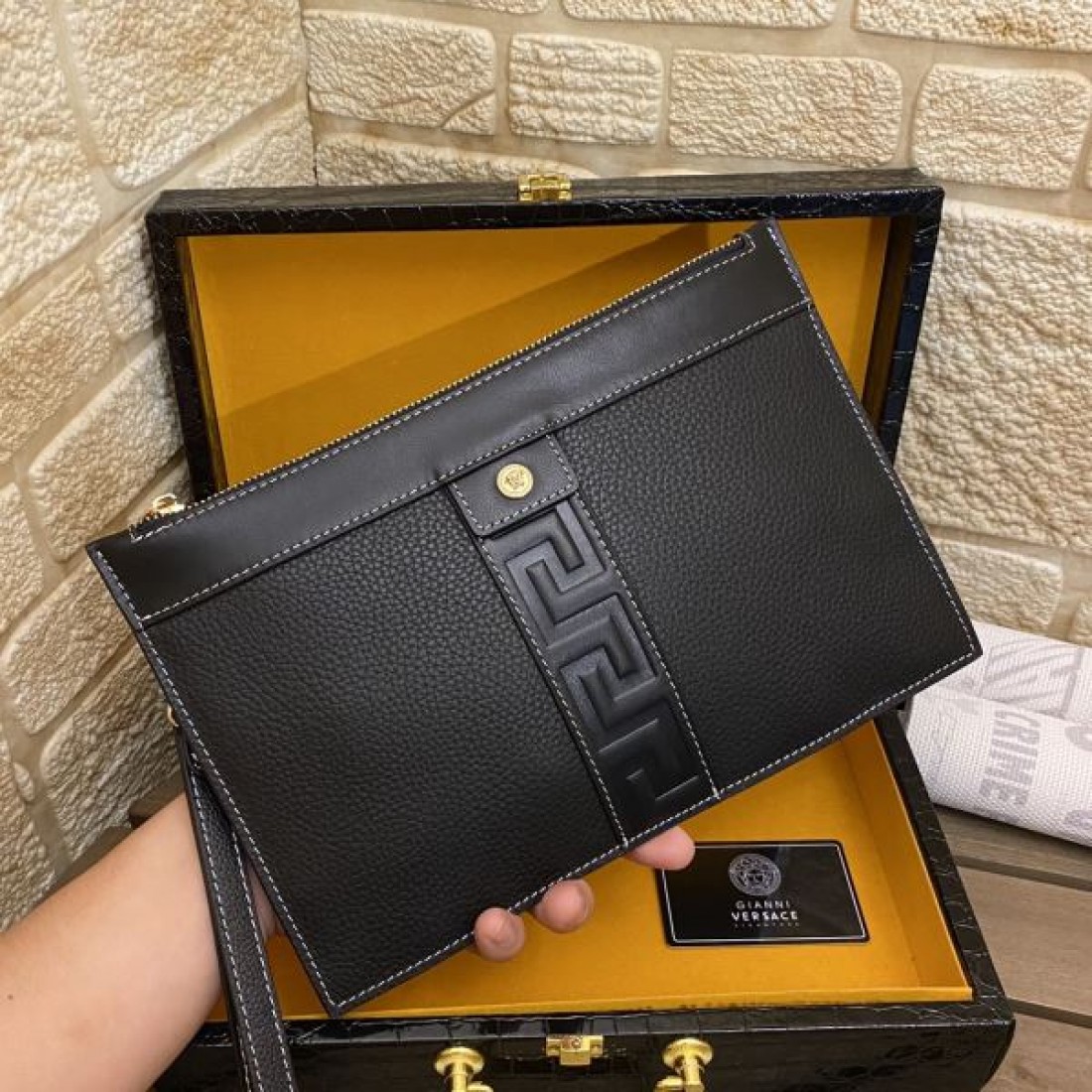 ゴージャスでモダンな ヴェルサーチェ コピー クラッチバッグ VERSACE 高級感あふれる