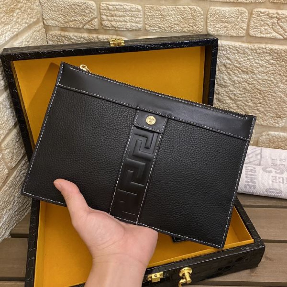 ゴージャスでモダンな ヴェルサーチェ コピー クラッチバッグ VERSACE 高級感あふれる