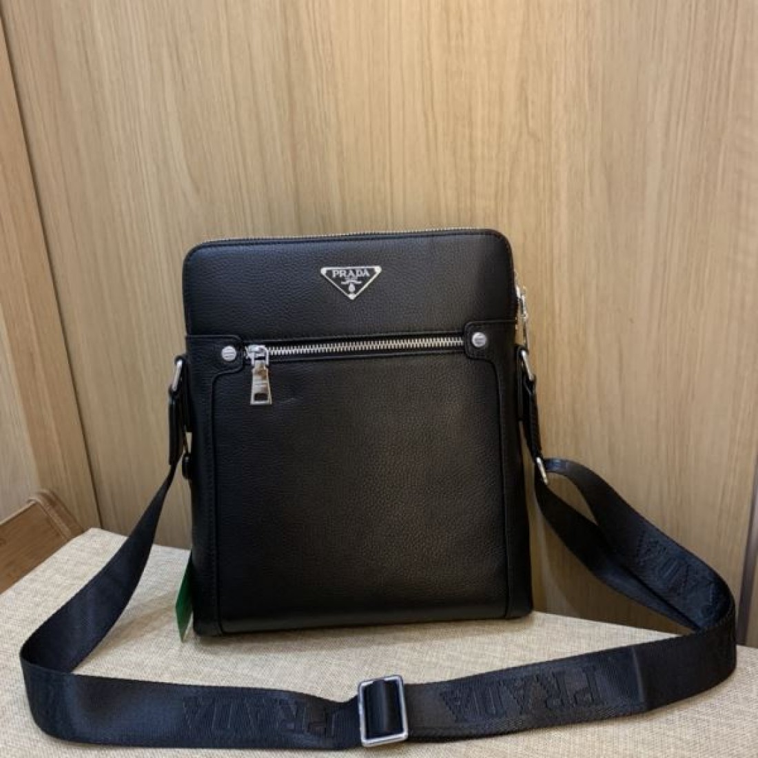 PRADA プラダ コピー ショルダーバッグ スタイリッシュで都会的なデザイン