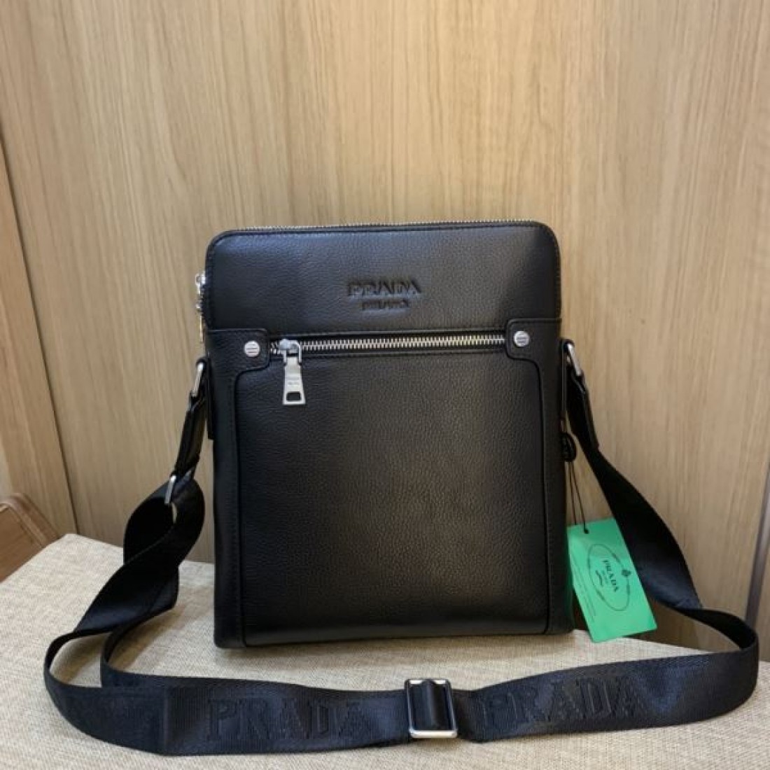 PRADA プラダ コピー ショルダーバッグ スタイリッシュで都会的なデザイン