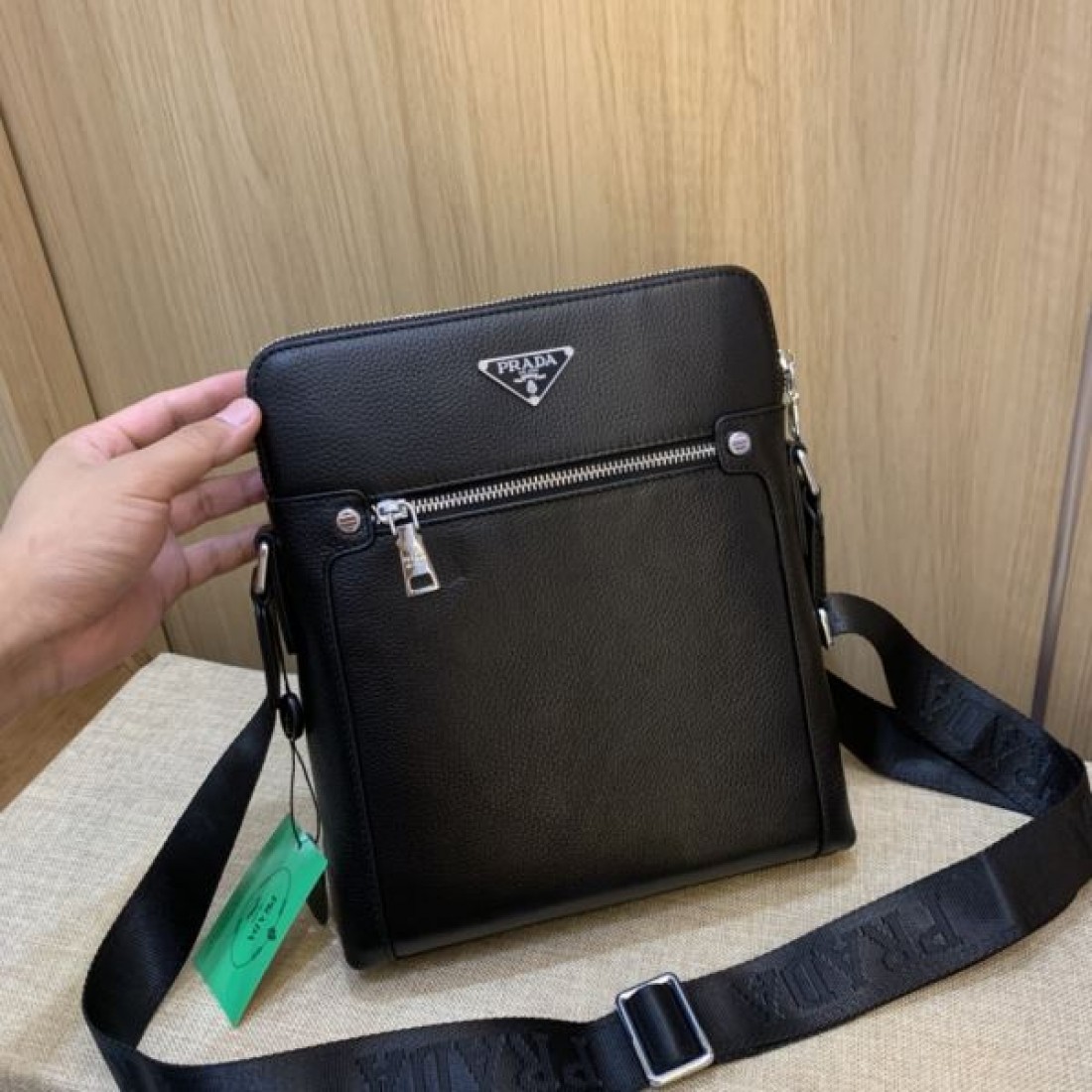 PRADA プラダ コピー ショルダーバッグ スタイリッシュで都会的なデザイン