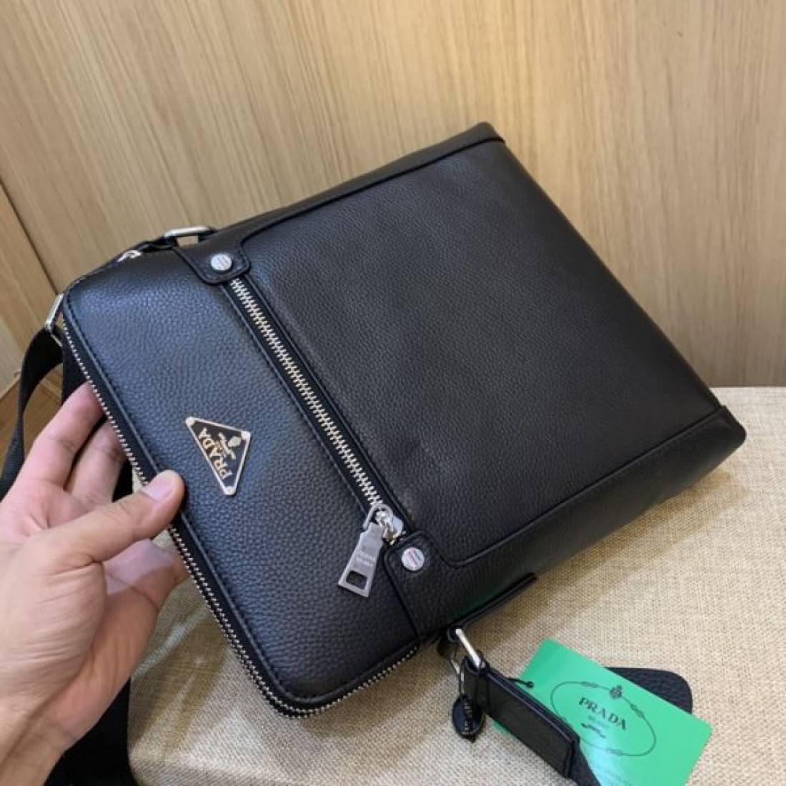 PRADA プラダ コピー ショルダーバッグ スタイリッシュで都会的なデザイン