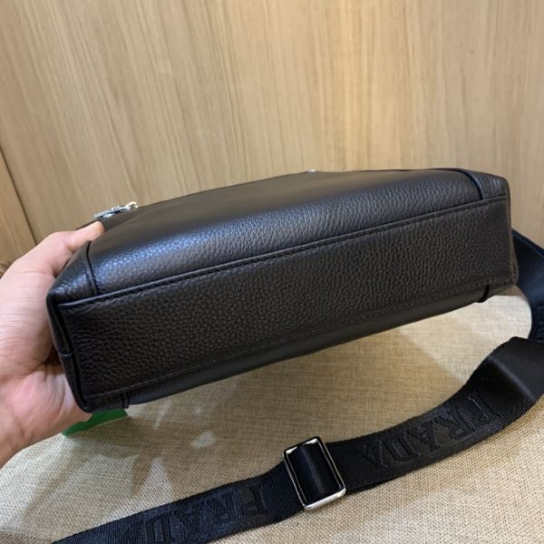 PRADA プラダ コピー ショルダーバッグ スタイリッシュで都会的なデザイン