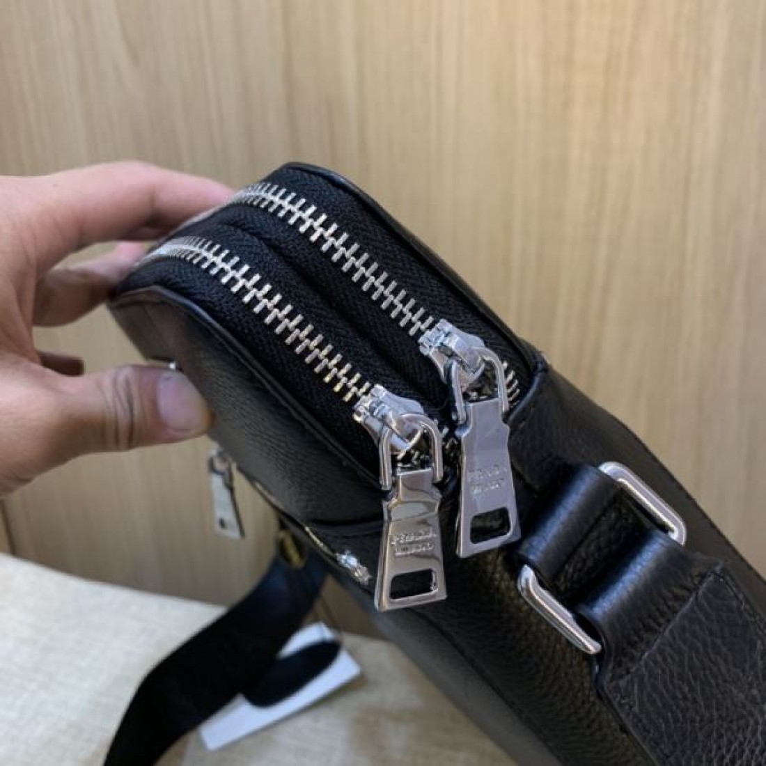 PRADA プラダ コピー ショルダーバッグ スタイリッシュで都会的なデザイン