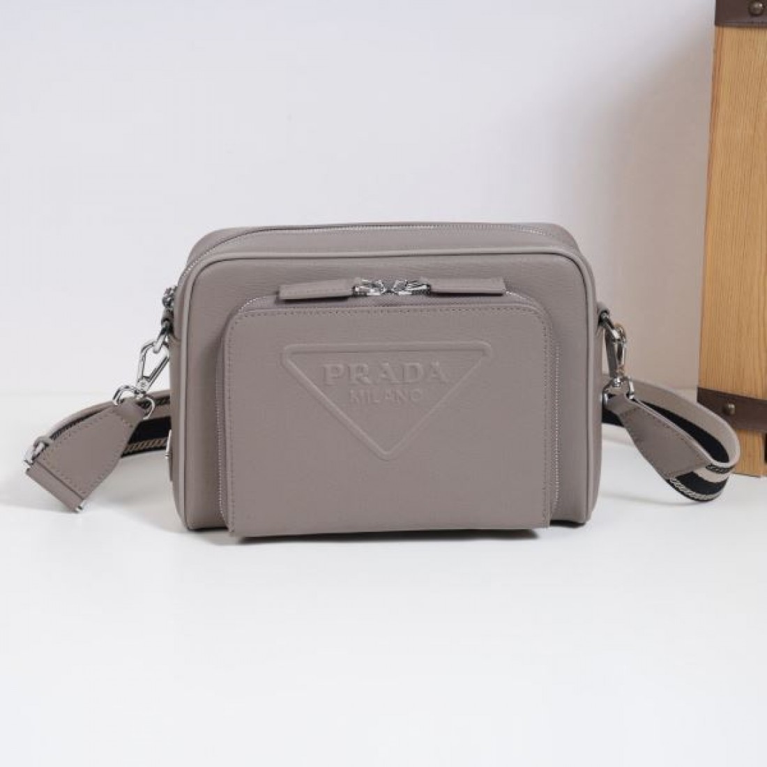 高級感ただよう PRADA プラダ コピー ショルダーバッグ シックで上品なデザイン