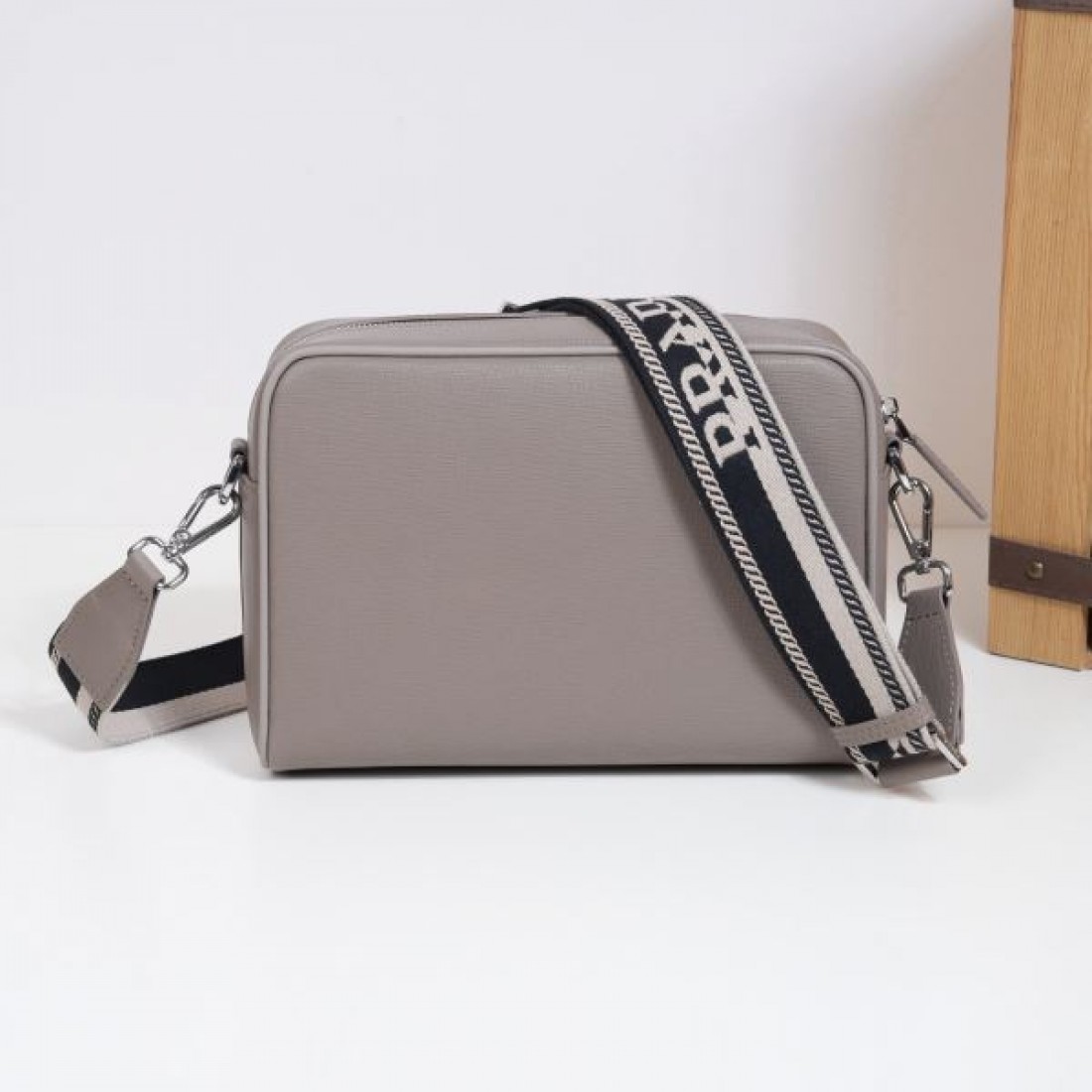 高級感ただよう PRADA プラダ コピー ショルダーバッグ シックで上品なデザイン