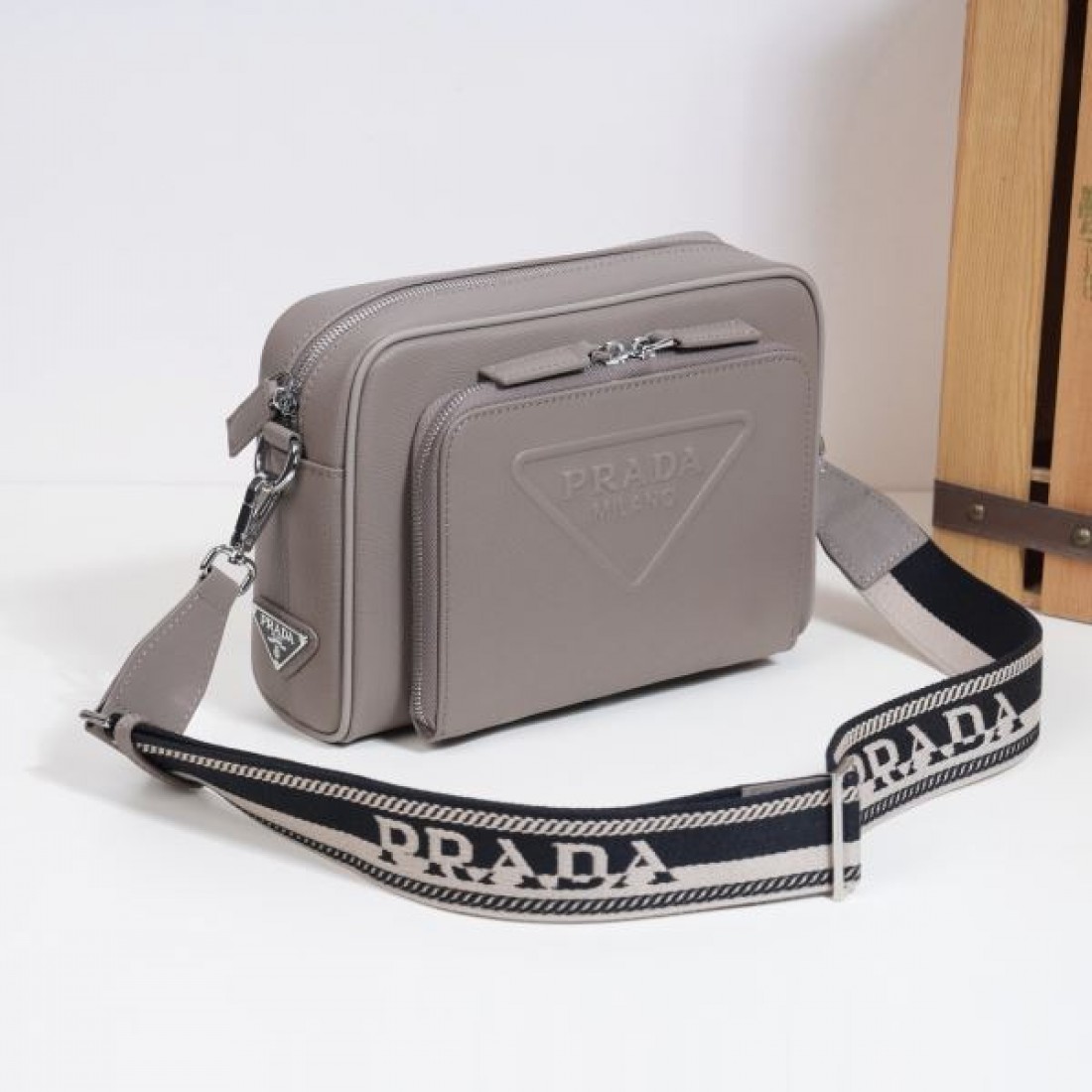 高級感ただよう PRADA プラダ コピー ショルダーバッグ シックで上品なデザイン
