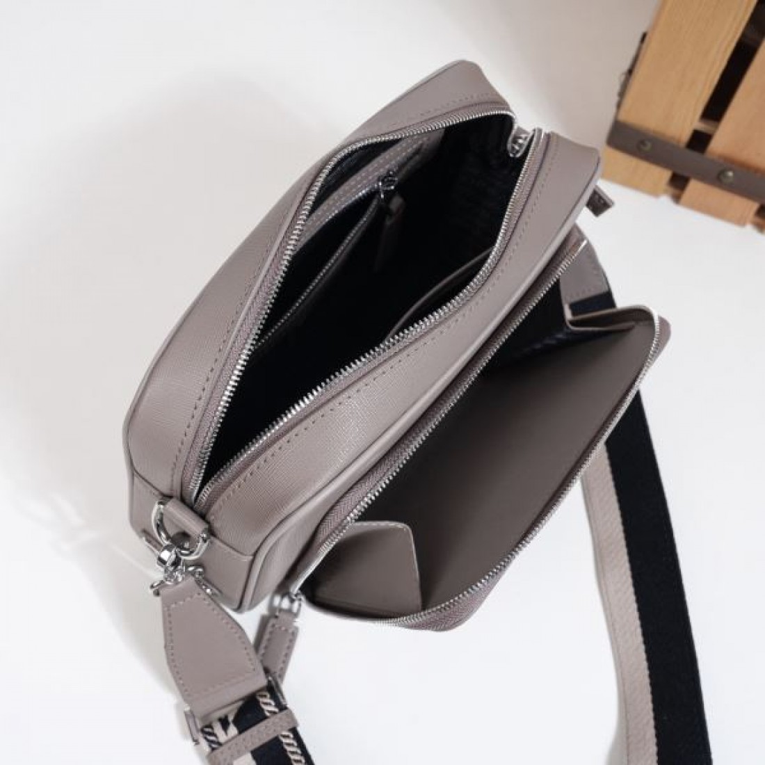 高級感ただよう PRADA プラダ コピー ショルダーバッグ シックで上品なデザイン