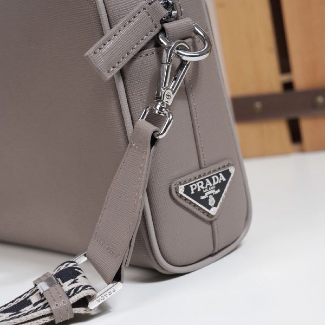 高級感ただよう PRADA プラダ コピー ショルダーバッグ シックで上品なデザイン