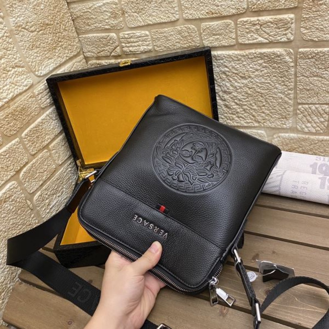 ヴェルサーチェ コピー ショルダーバッグ VERSACE 華やかでラグジュアリーな印象に