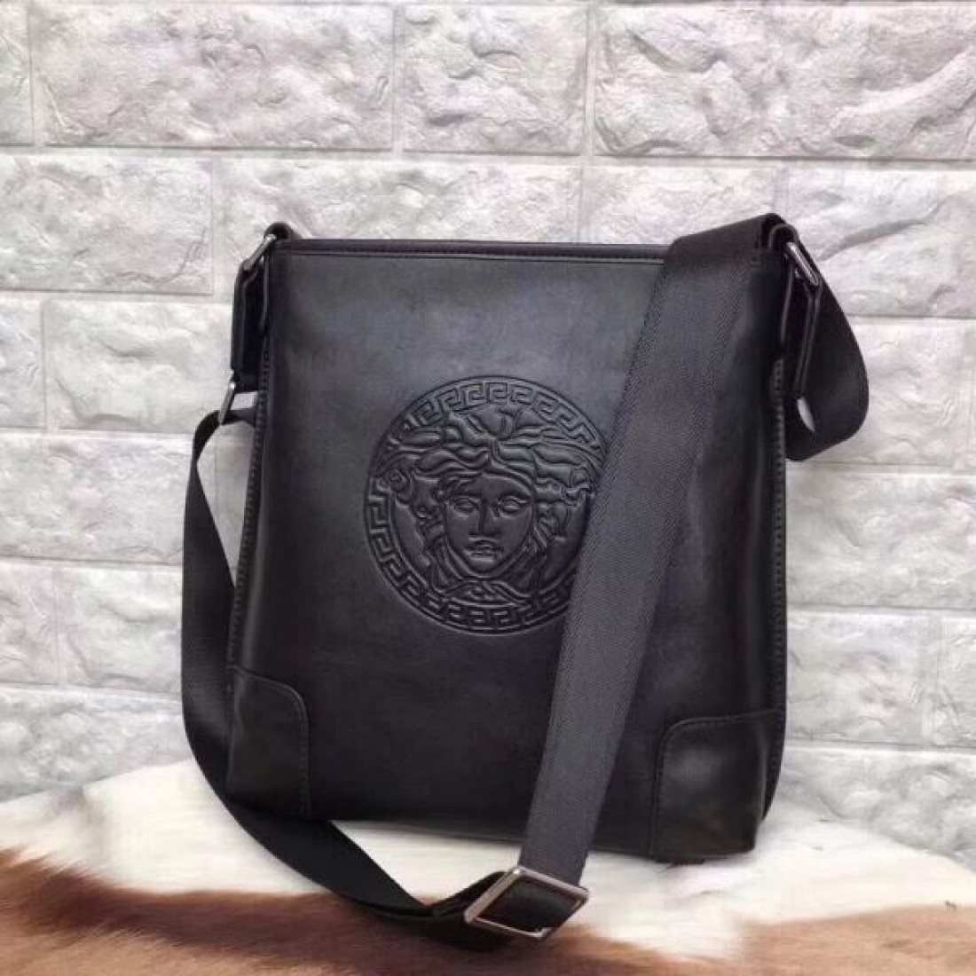 ゴージャスで洗練された VERSACE ヴェルサーチェ コピー ショルダーバッグ 存在感抜群