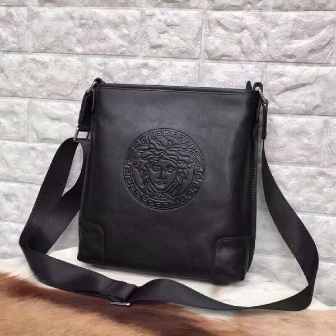 ゴージャスで洗練された VERSACE ヴェルサーチェ コピー ショルダーバッグ 存在感抜群