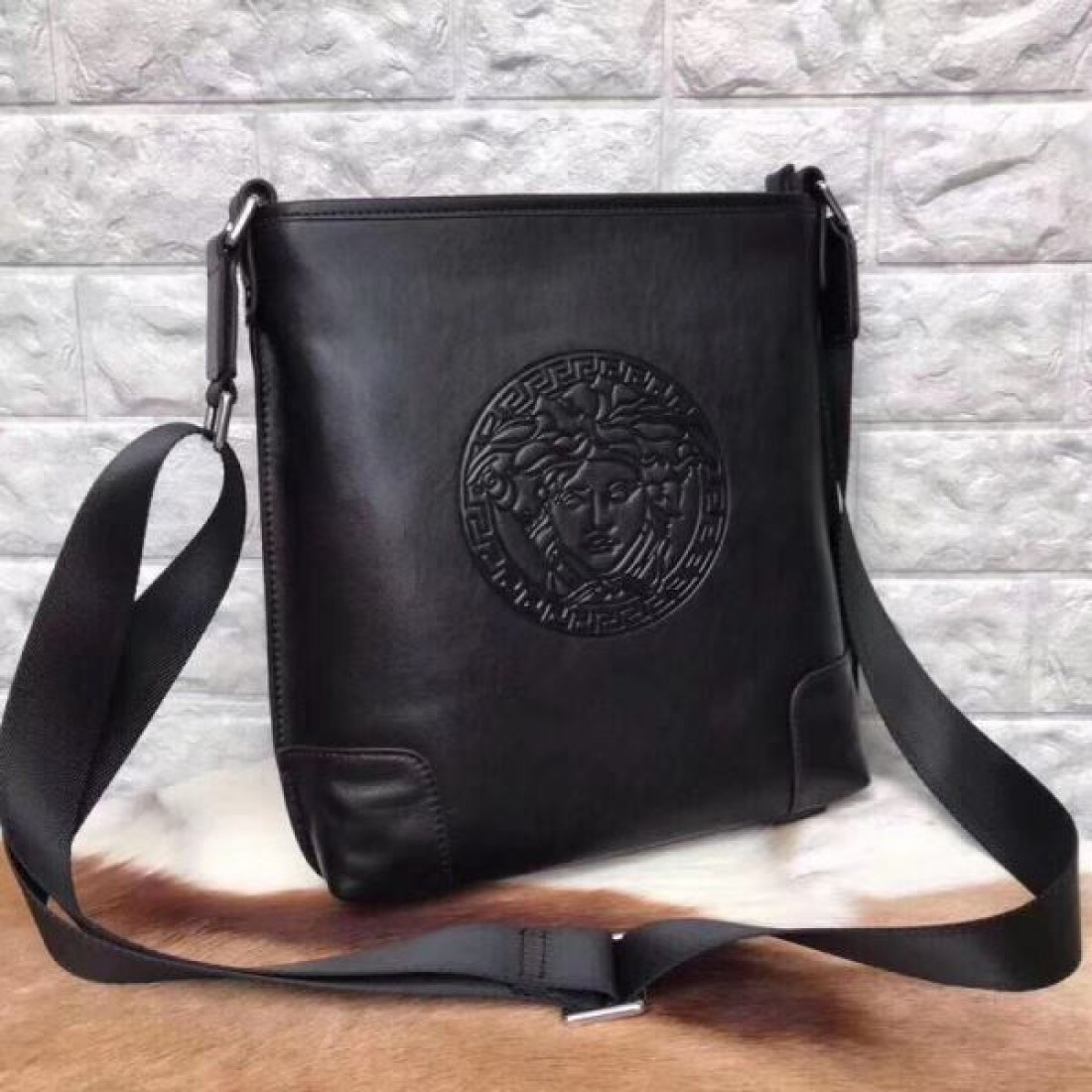ゴージャスで洗練された VERSACE ヴェルサーチェ コピー ショルダーバッグ 存在感抜群