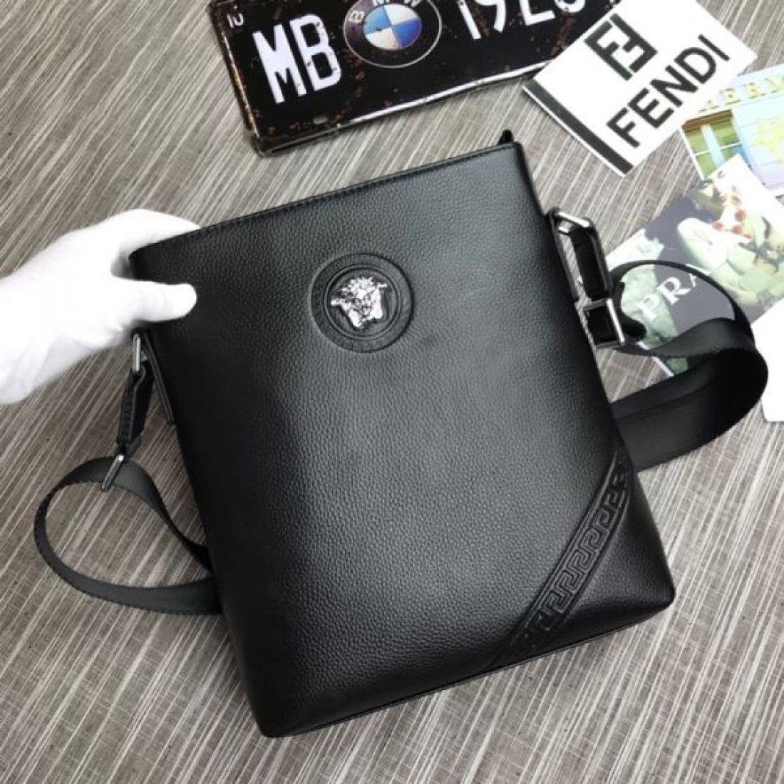 ゴージャスで魅惑的な ヴェルサーチェ コピー ショルダーバッグ VERSACE ラグジュアリー感満載