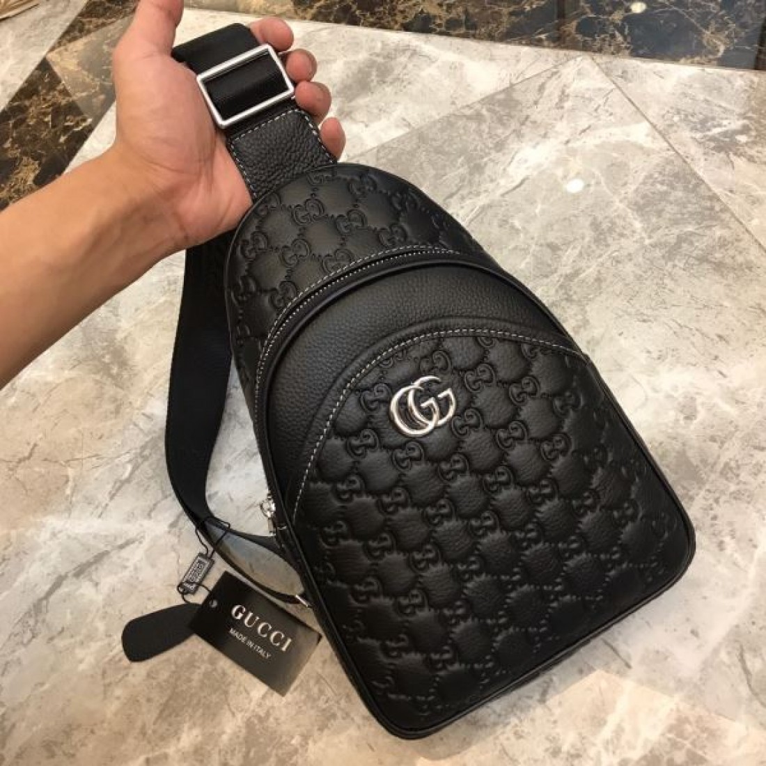 洗練されたスタイル GUCCI グッチ コピー チェストバッグ モダンで都会的
