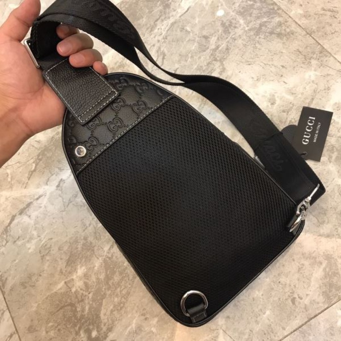 洗練されたスタイル GUCCI グッチ コピー チェストバッグ モダンで都会的