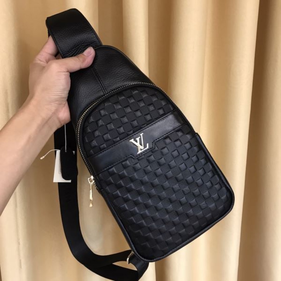 高級感ただよう ルイヴィトン コピー チェストバッグ LOUIS VUITTON で華やかに
