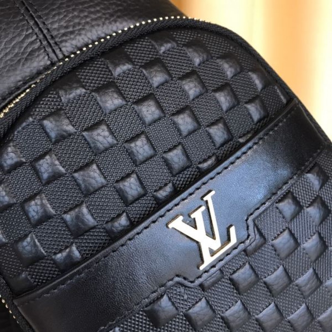 高級感ただよう ルイヴィトン コピー チェストバッグ LOUIS VUITTON で華やかに