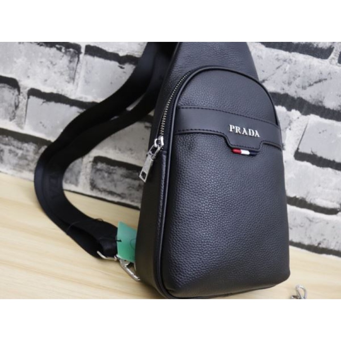 プラダ コピー チェストバッグ PRADA 存在感あふれるスタイリッシュな一品