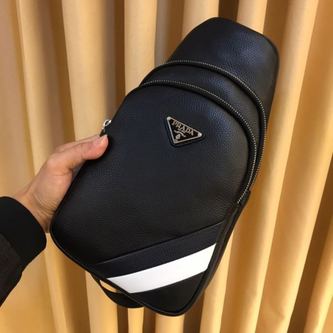 PRADA プラダ コピー チェストバッグ モダンで都会的な雰囲気が魅力