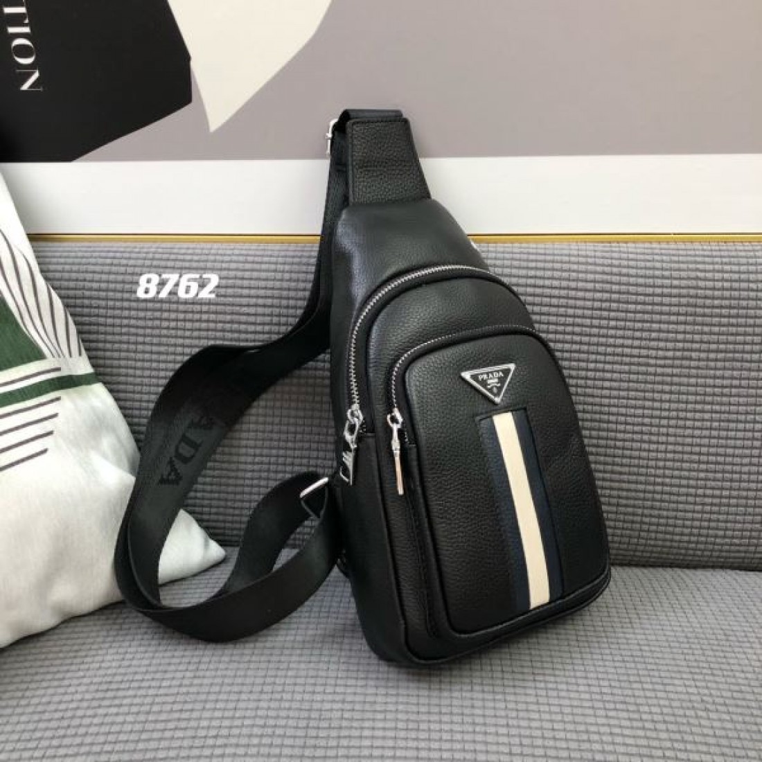 上質で洗練された プラダ コピー チェストバッグ PRADA で大人の余裕を演出