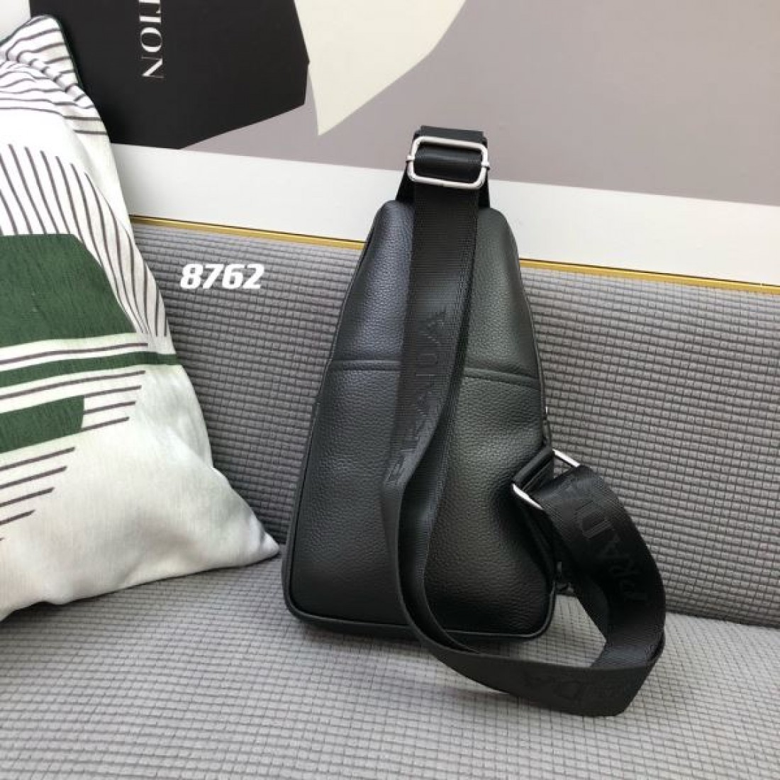 上質で洗練された プラダ コピー チェストバッグ PRADA で大人の余裕を演出