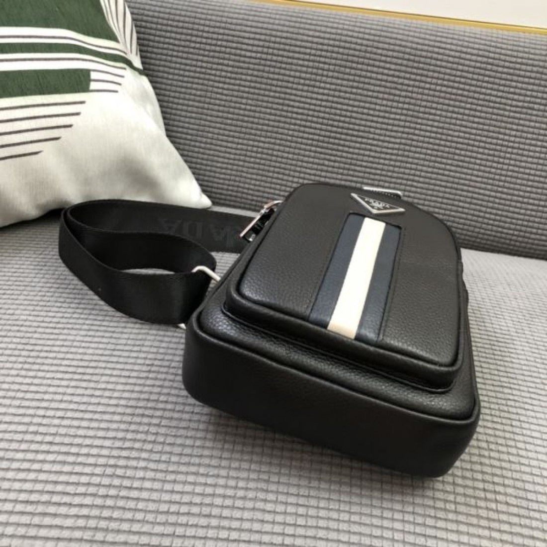 上質で洗練された プラダ コピー チェストバッグ PRADA で大人の余裕を演出