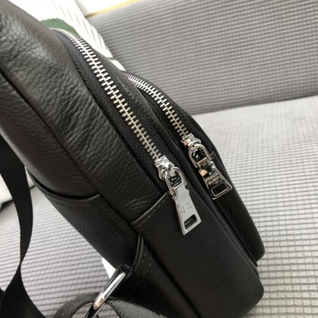 上質で洗練された プラダ コピー チェストバッグ PRADA で大人の余裕を演出