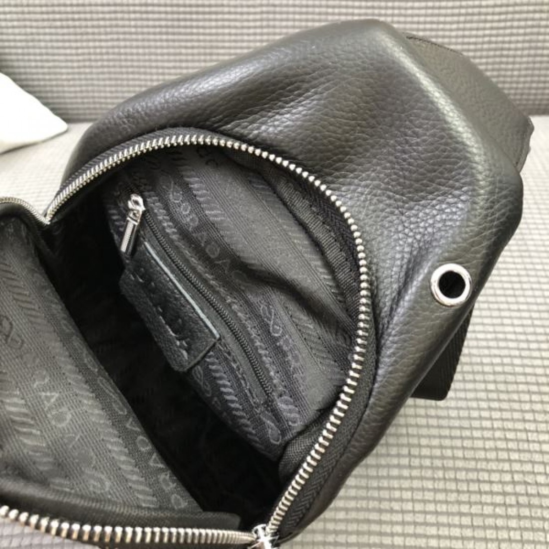 上質で洗練された プラダ コピー チェストバッグ PRADA で大人の余裕を演出