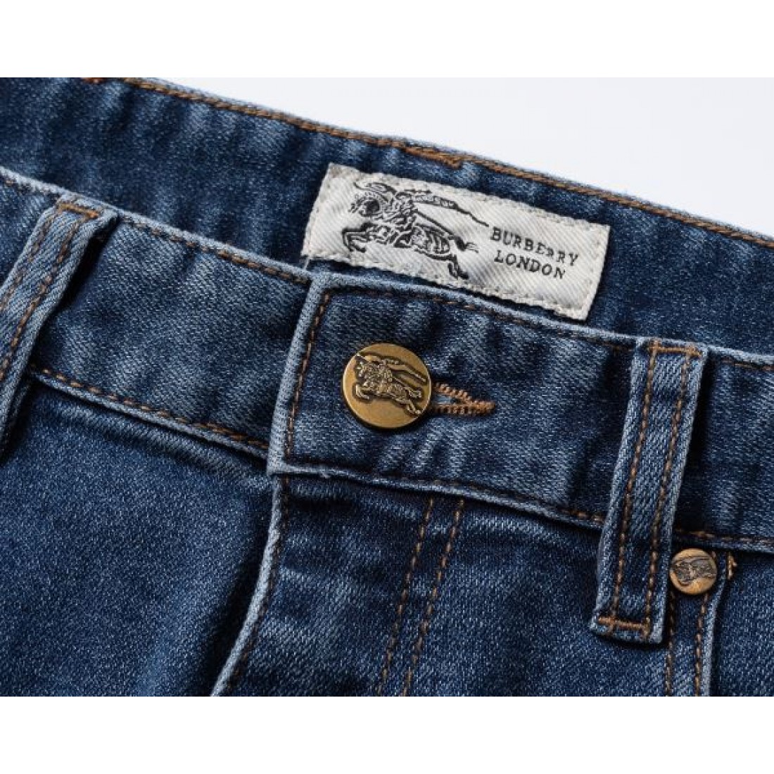 素材感際立つ BURBERRY バーバリー コピー テーパードジーンズ ナチュラル色落ち 快適フィット