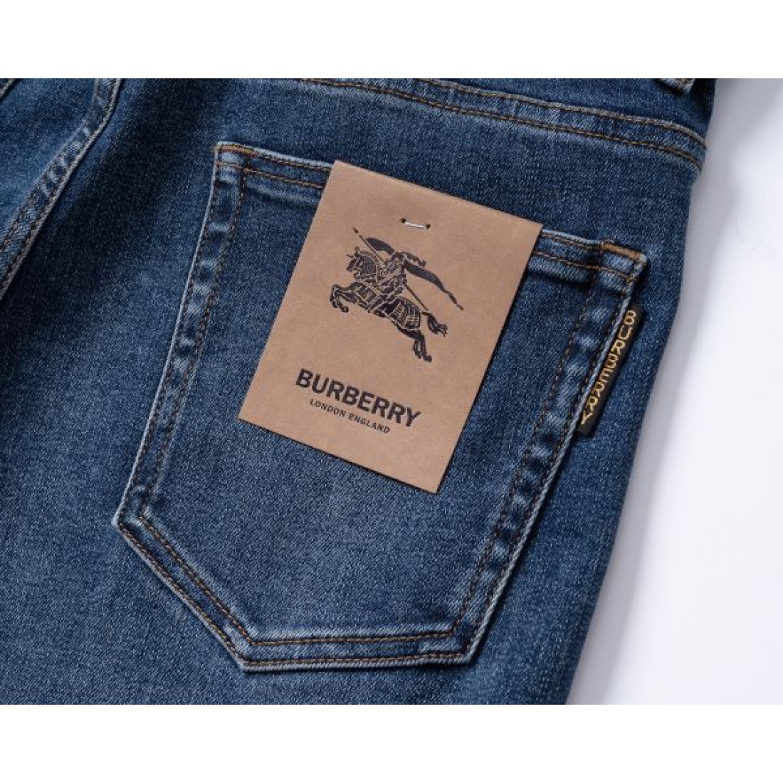 素材感際立つ BURBERRY バーバリー コピー テーパードジーンズ ナチュラル色落ち 快適フィット