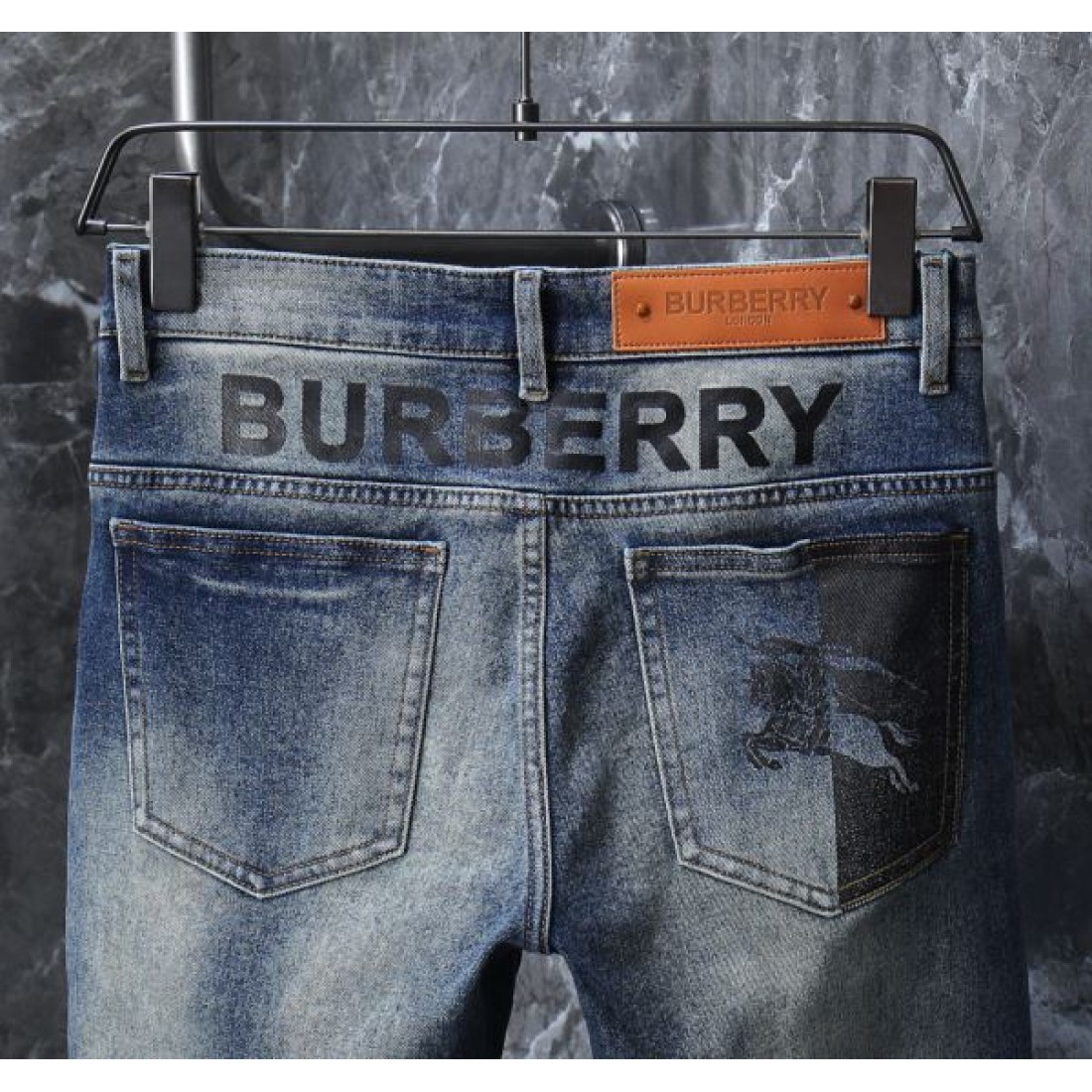 質感際立つ BURBERRY バーバリー コピー ヴィンテージデニム 猫ヒゲ加工 落ち着きある大人カジュアル