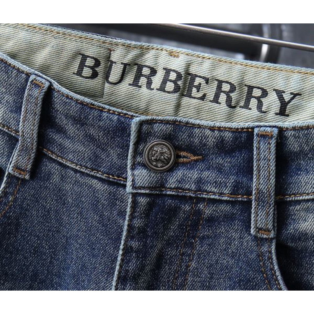 質感際立つ BURBERRY バーバリー コピー ヴィンテージデニム 猫ヒゲ加工 落ち着きある大人カジュアル