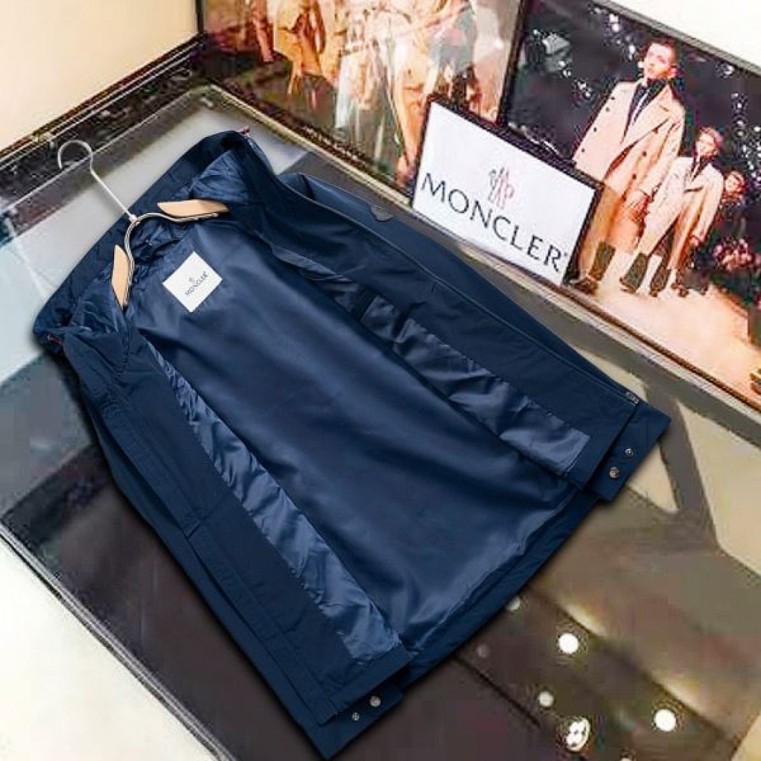 軽快な着心地 ライトコート 斜めファスナー ロング丈 MONCLER モンクレール コピー フーデッドロングジャケット ポケットアクセント