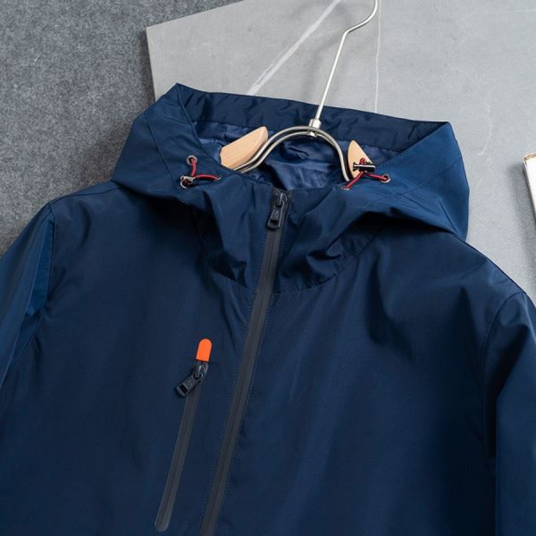 軽快な着心地 ライトコート 斜めファスナー ロング丈 MONCLER モンクレール コピー フーデッドロングジャケット ポケットアクセント
