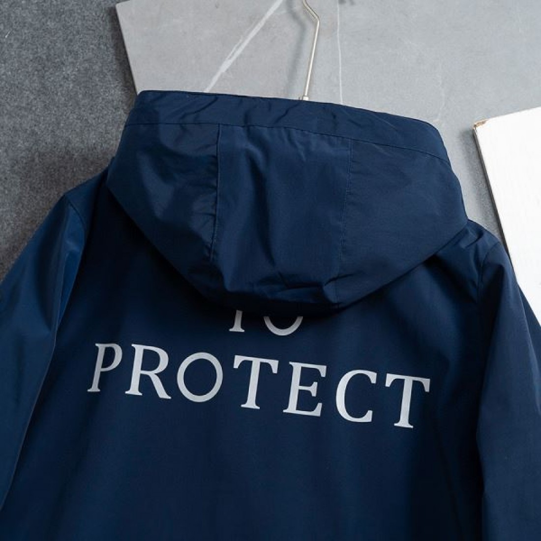 軽快な着心地 ライトコート 斜めファスナー ロング丈 MONCLER モンクレール コピー フーデッドロングジャケット ポケットアクセント